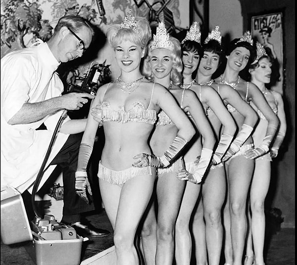 1963 год. Вакцинация от гриппа была сделана девушкам-актрисам театра Windmill в Лондоне, столице Англии.