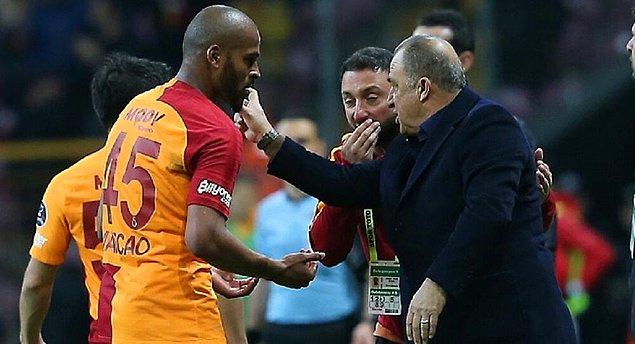 Galatasaray'ın Brezilyalı savunma oyuncusu Marcao, maçın bitiş düdüğünün ardından rakip futbolcuya 'kural dışı hareketi' sebebiyle doğrudan kırmızı kart görmüştü.