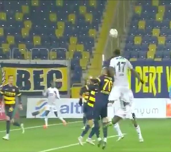 23.dakikada Beşiktaş'ın Larin ile bulduğu gol hakem Halis Özkahya tarafından faul gerekçesiyle iptal edildi.