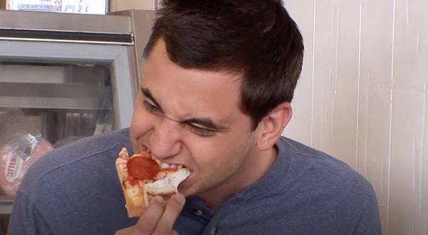 Josh'un ortalama pizza yeme kapasitesi göz önüne alındığında normal bir insandan 80 kat daha fazla pizza yediği söyleniyor.