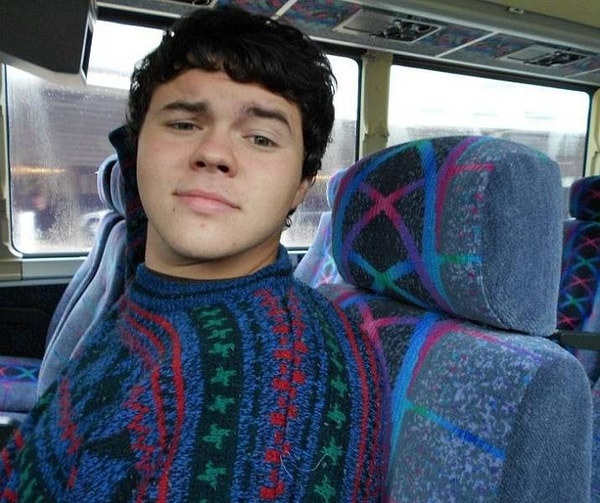 3. "Мой двоюродный брат сегодня отлично гармонирует с автобусными сидениями".