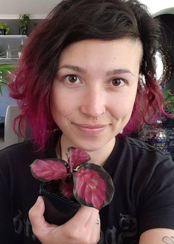 2. "Мой новый цветок подходит к моим волосам".