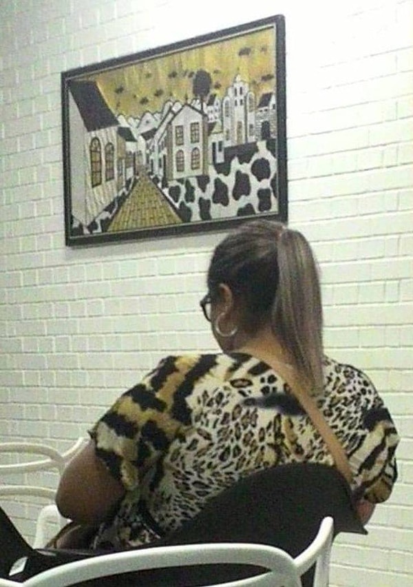 10. "Одежда этой дамы идеально подходит по цветовой гамме к картине на стене".