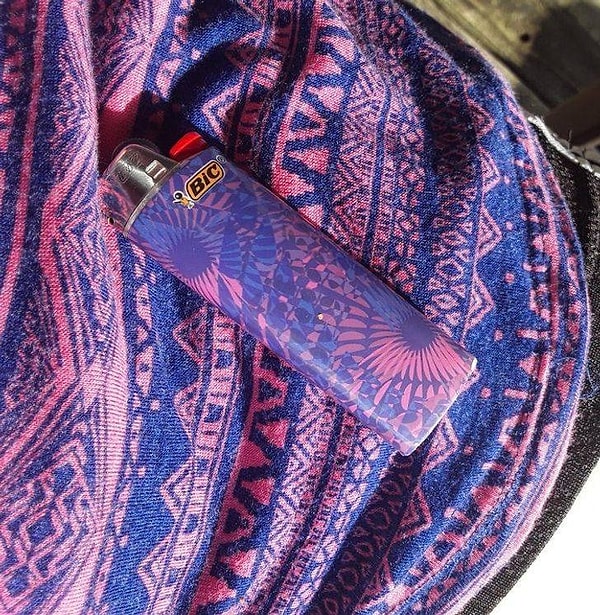 14. "Зажигалка и мой свитер - словно близнецы".