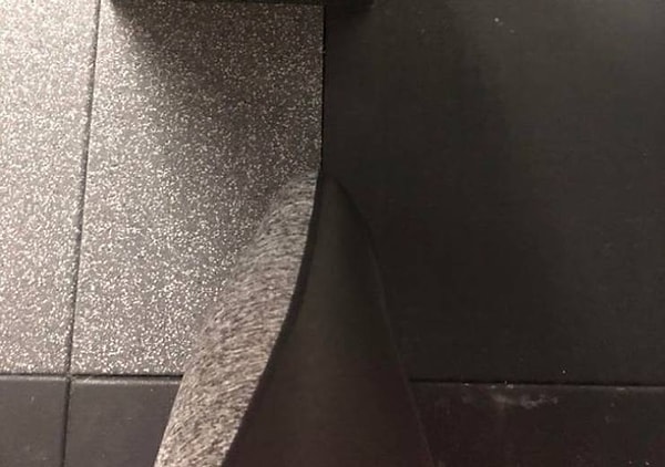 20. "Мои леггинсы точь-в-точь совпадают с цветом пола в зале 🦾".