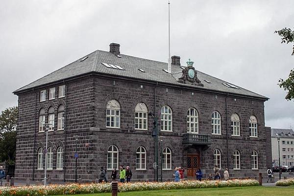 8. İzlanda Parlamentosu, dünya üzerinde hala aktif olan en eski parlamento olmaktadır.