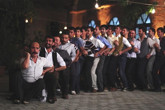 Filyasyon Ekibi, Testi Pozitif Olan Kişiyi Halay Çekerken Bulmuş