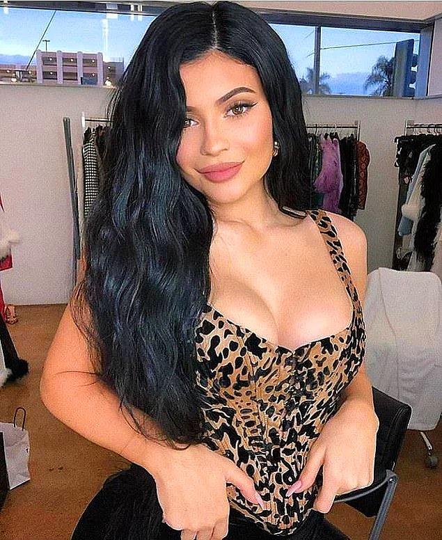15. Kylie her fırsatta leopar aşkından bahsederken, yeni çıkaracağı makyaj koleksiyonu için de aynı temayı tercih etmişti.