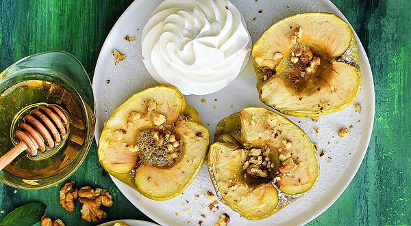 5. В какой стране в новогодние праздники принято есть яблоки с медом, чтобы наступающий год был сладким?