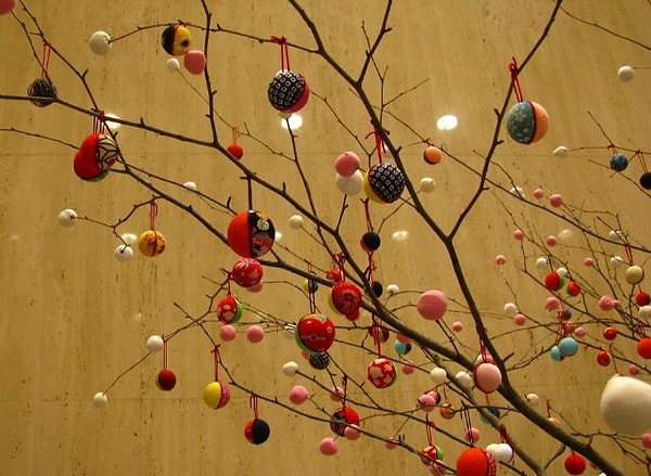 7. В какой стране дома к Новому году украшают бамбуком, веточками ели и сливы?