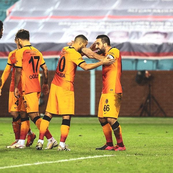 44.dakikada Galatasaray, Arda Turan'ın golüyle 1-0 öne geçti.