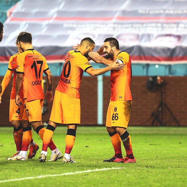 44.dakikada Galatasaray, Arda Turan'ın golüyle 1-0 öne geçti.