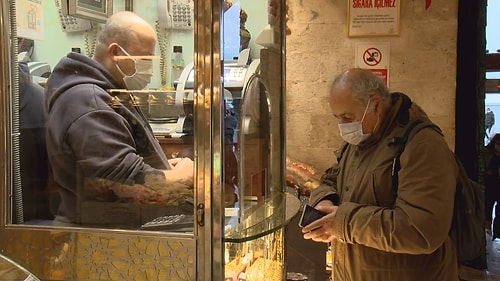 Mısır Çarşısı'nın 1 Metrekarelik En Küçük Dükkanı... 25 Yıldır Burada Çalışıyor