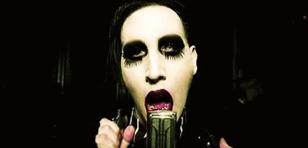 5. Marilyn Manson kaburgalarından birini aldırmış...
