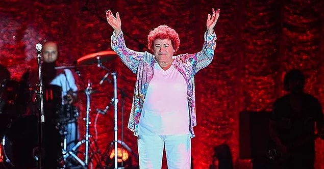 Posta Gazetesi'ne verdiği röportajda, "'Sol muhafazakar’ diyorlar ya hani, işte ben tam oyum. Sevmiyorum açık giyinmeyi, ayıp geliyor." açıklamaları ile gündem olmuştu.