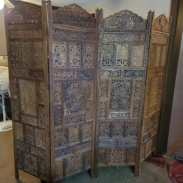 2. Я думаю, что это красиво. Я увидел, как сосед в моем многоквартирном комплексе выбрасывал это, а я с улыбкой схватил. Он деревянный и очень тяжелый. Позже буду полировать апельсиновым маслом. Что, вы ребята, думаете? Хорошая находка?