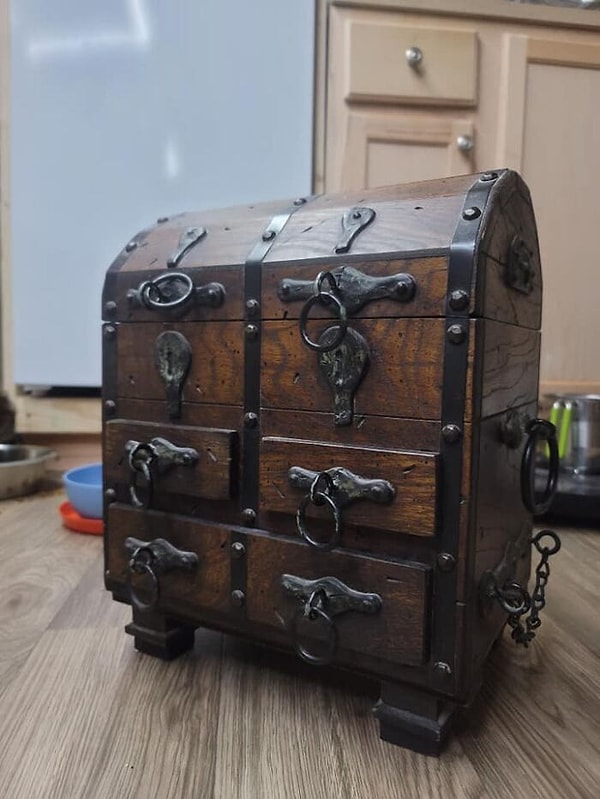 11. Я только что нашел это на обочине дороги. Я думаю, кто-то выбросил это сокровище в мусор.