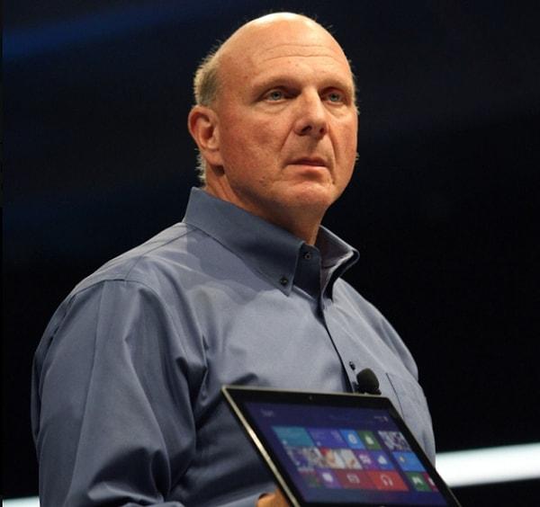 14. Ballmer Microsoft'un CEO'su olmanın getirdiği avantajları iyi bir şekilde kullanmıştır. Ofisinin duvarına 80 inçlik bir Windows 8 tableti koydurmuştur.