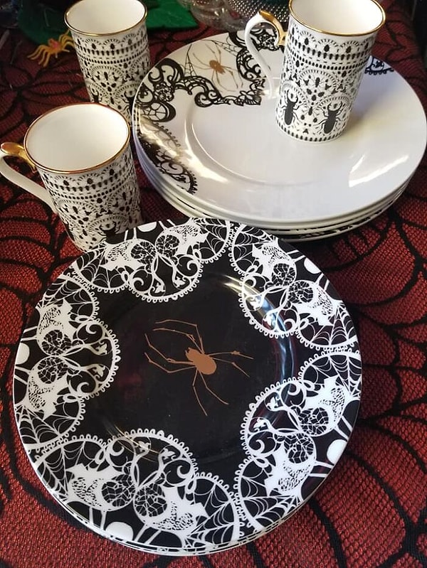 4. Нашла эти красивые тарелки с жучками в комиссионке. Заплачено 2 доллара за тарелку и по 1 доллар за чашки