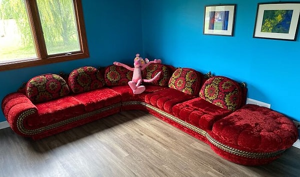 16. Привет друзья! Вот фотографии фантастического, изысканного, скандального дивана из красного бархата 1970-х годов, которое я купил сегодня за 100 долларов. Он в отличном состоянии. Я думаю, это им владела бабуля, и поэтому на нем почти не сидели. И все же .... я не собираюсь тестировать его с помощью ультрафиолета. Так счастлив, что это заставляет всех вас улыбаться.