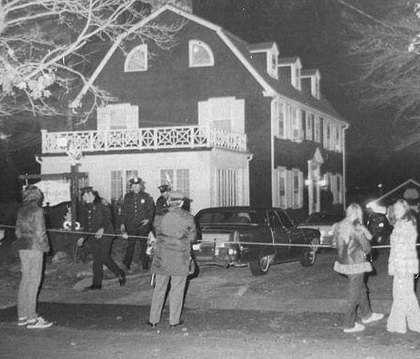 1974 yılının Kasım ayında Ronald DeFeo Jr. tüm ailesini katletti ve bu olay tüm zamanların en büyük korku hikayelerinden birine ilham verdi: Amityville Cinayeti.