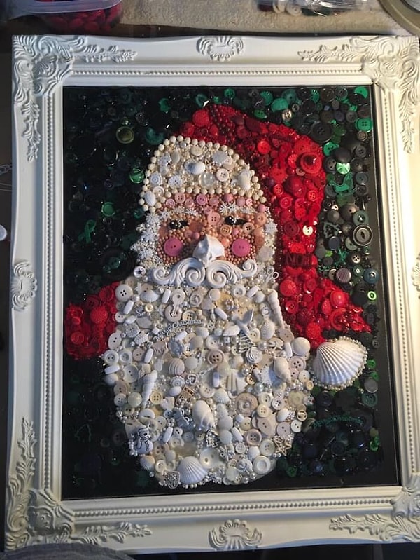 23. Это портрет Санта-Клауса, который я создал в экономичной рамке из пуговиц, ракушек и прочей мелочи.