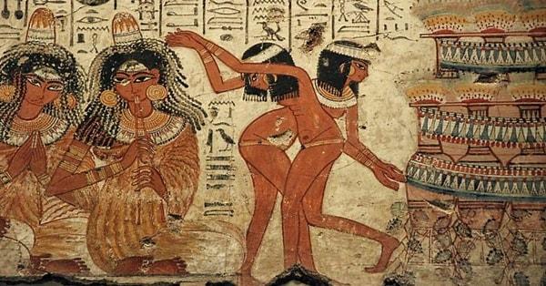 İlk olarak Antik Mısır ve Antik Yunan dönemlerine ait mezar resimleri ve mozaiklerinde farklı özellikler ve cinsiyetler arasındaki ayrımı belirtmek için renk tonları kullanılmış.
