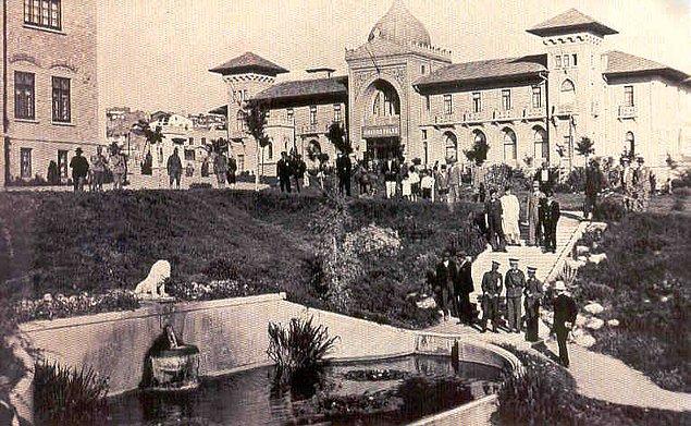 Cumhuriyet'in 10. yılında, 1933'te adet olduğu üzere Ankara Palas'ta Kızılay yararına bir yılbaşı balosu düzenlenir.