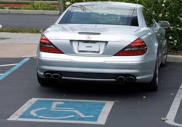 5. Arabasını her zaman engelli park alanına park ederdi.