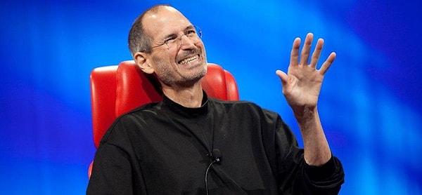 11. Bir iş görüşmesinde karşısındaki adaya "bekaretini kaybettiğinde kaç yaşındaydın?" diye sordu. Aday adeta şaşkına döndü. Steve Jobs üsteledi ve "Ne dedin anlamadım, bakir misin yoksa?" dedi. Bu diyalogların üzerine aday, "sanırım ben bu iş için doğru kişi değilim" diyerek odayı terk etti.