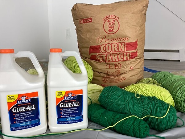 Расходные материалы, которые были использованы: клей, кукурузный крахмал, пряжа, полиэтиленовая пленка.