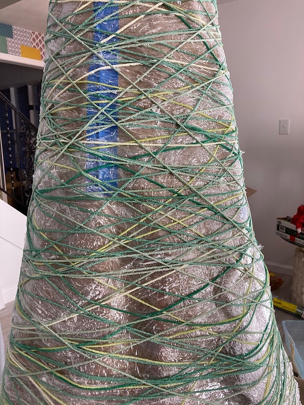 "Затем мы обернули конус полиэтиленовой пленкой, чтобы клей пропитался и пряжа не прилипла."