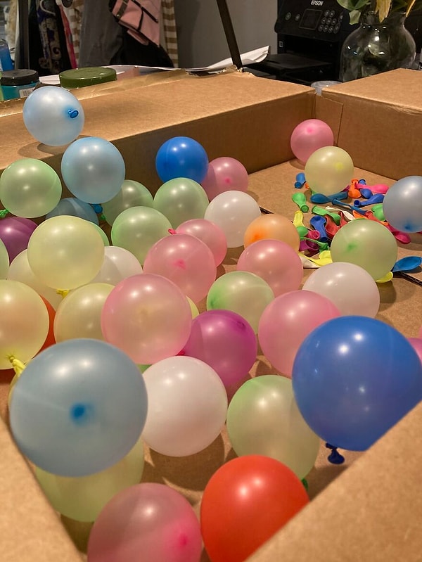 "Для украшения мы взяли 100 воздушных шаров и обмотали пряжей разного цвета."