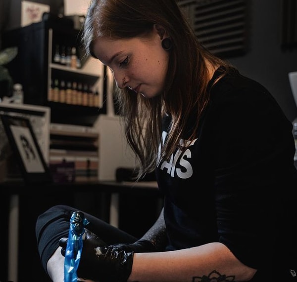 Краска, используемая для татуировки, высыхает или затвердевает только при контакте с воздухом, поэтому пигмент краски состоит только из порошка, который растворяется в воде или масле.