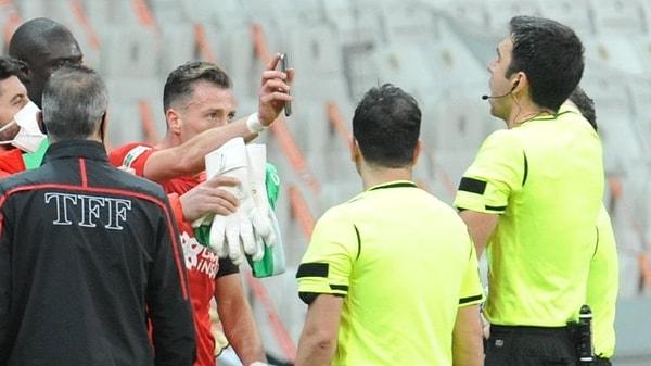 Maçın devre arasında hakeme cep telefonundan gol yedikleri pozisyonu gösteren Hakan Arslan, itirazları sürünce çift sarı karttan kırmızı kartla oyun dışında kaldı.