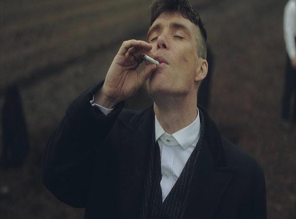 2. Peaky Bilnders'ta Cillian Murphy tarafından canlandırılan Thomas Shelby kadar güzel sigara içen zor bulunur.