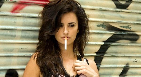 4. Dünya üzerinde Penelope Cruz'un Vicky Cristina Barcelona'daki sigara içişi kadar seksi bir şey daha yoktur!
