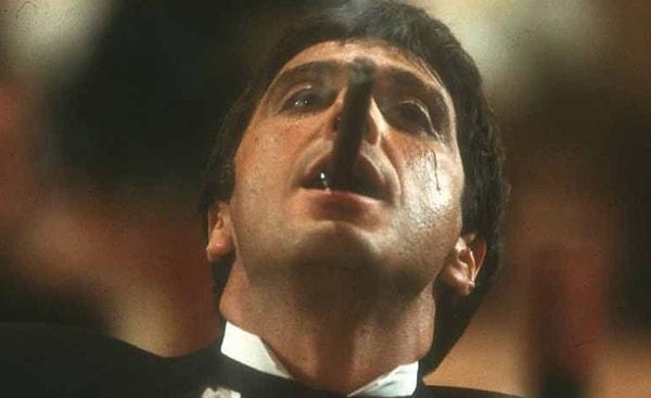 9. De Niro demişken, Al Pacino'yu da es geçmeyelim. Michael Corleone'nun kafasında bin tilki geçerken içtiği sigaralar çok ünlüdür.