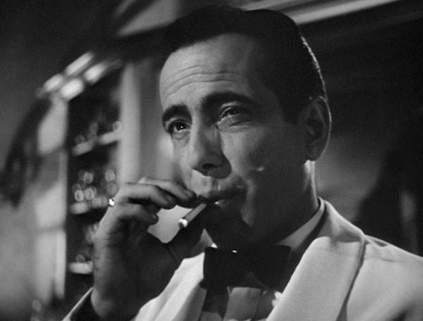 11. Humphrey Bogart; Casablanca'da sigara içerken, o tuhaf ve aşk acısı dolu yıllarını biz de onunla beraber yaşarız.