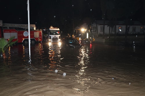 Antalya'yı Sağanak Vurdu: Toplu Taşıma Araçlarını, Evler ve Seraları Su Bastı