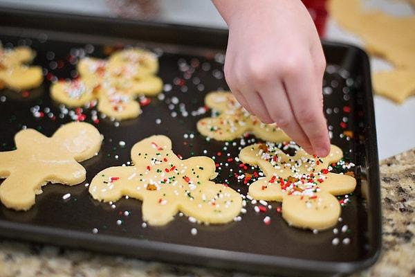 8. Yeni yıl ruhunu taşıyan zencefilli kurabiyeler yapın.