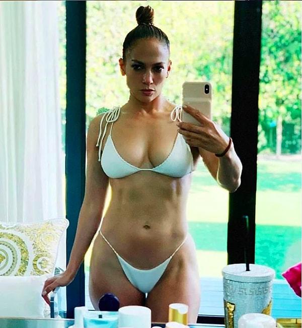 12. 51 yaşındaki Jennifer Lopez'in bu kusursuz vücudu da çok konuşulmuştu...