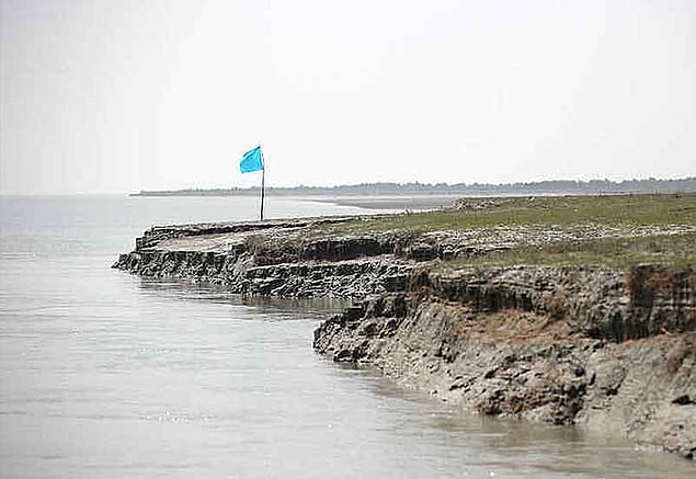 Adadaki mültecilerin yiyecek, su, tıbbi bakım ve eğitim gibi hizmetlere erişip erişemeyeceği konusundaki endişeler de defalarca dile getirilmişti.