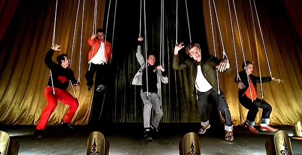 3. N'SYNC выпустили самый зажигательный из всех треков «Bye, Bye, Bye», который и по сей день остается в плейлистах.