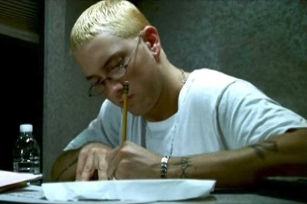 15. Эминем и Дидо выпустили сингл, который в конечном итоге буквально изобрел фандомное использование Twitter термина "stan" онлайн.