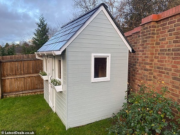 Оконные рамы, а также входная дверь были окрашены белой краской , чтобы придать домику ощущение настоящего коттеджа.