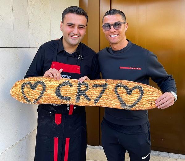 6. Dubai'de restoran açan CZN Burak, dünyaca ünlü futbolcu Ronaldo ile birlikte poz verdi!