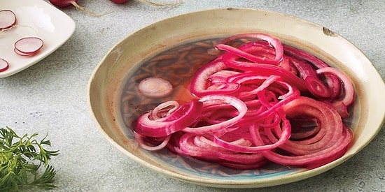 Kırmızı Soğan Turşusu: Lezzetine Hayran Kalacağınız Kırmızı Soğan Turşusu Nasıl Yapılır?