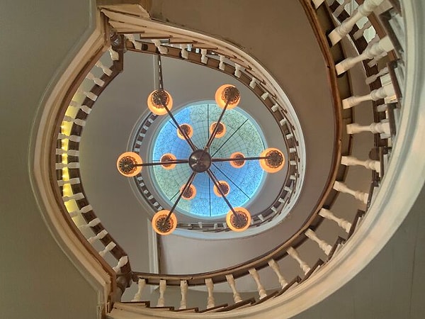 Вид из центрального зала на витражный купол