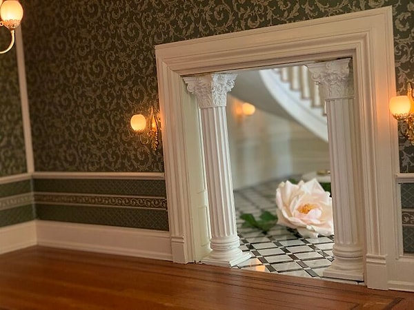 Изысканно оформленные комнаты с гипсовыми колоннами